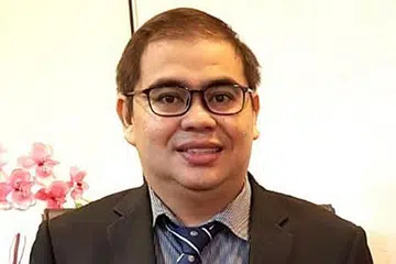 BERI PANDANGAN: Kiri Profesor Azmi Hassan dan Profesor Madya Dr Awang Azman Awang Pawi. - Foto fail