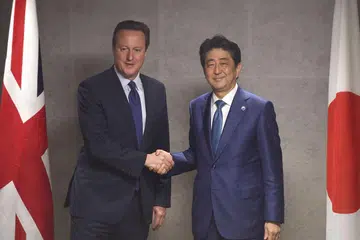 Perdana Menteri Britain, Encik David Cameron, berjabat tangan dengan Perdana Menteri Jepun, Encik Shinzo Abe, di bandar Ise, dilayah Mie, pada 25 Mei 2016, sebelum sidang puncak G-7. 