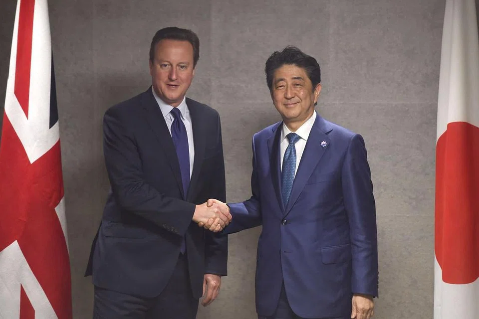 Perdana Menteri Britain, Encik David Cameron, berjabat tangan dengan Perdana Menteri Jepun, Encik Shinzo Abe, di bandar Ise, dilayah Mie, pada 25 Mei 2016, sebelum sidang puncak G-7. 