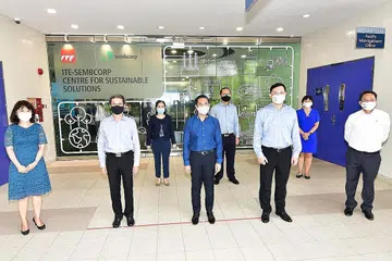 PELUANG LEBIH BAIK: Menteri Kedua Pendidikan, Dr Mohd Maliki Osman (tengah) telah mengumumkan struktur kurikulum baru bagi pelajar ITE yang membolehkan pelajar meraih Nitec Lanjutan dalam masa tiga tahun berbanding empat sekarang. - Foto ITE