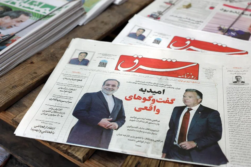 Salinan akhbar harian Iran, Shargh, bertajuk ‘Harapan untuk rundingan sebenar’, memaparkan gambar Menteri Luar Iran, Encik Abbas Araghchi, dan Utusan Khas Amerika Syarikat ke Timur Tengah, Encik Steve Witkoff, di sebuah kiosk di Teheran, Iran, pada 13 April 2025. 