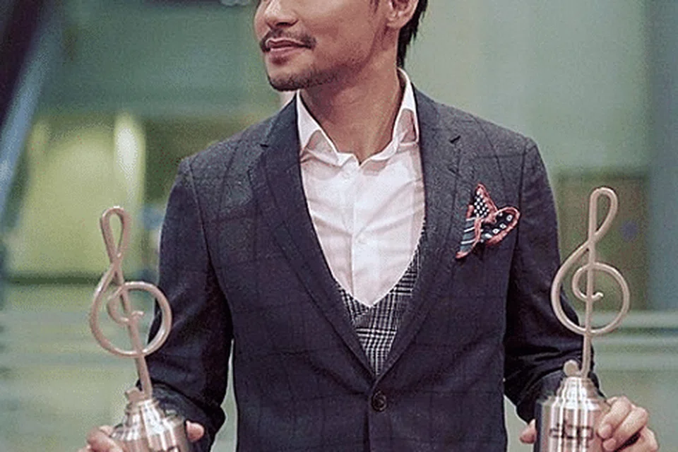 PELAKON LELAKI POPULAR: Dalam acara ABPBH yang ke-32, Syafiq Kyle berjaya merangkul dua trofi - Pelakon TV Lelaki Popular Alha Alfa dan Gandingan Serasi Filem Popular. -Foto Instagram Syafiqkylez. 