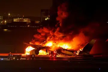 NAHAS PESAWAT: Pesawat A350 Japan Airlines terbakar selepas berlaku satu pelanggaran di lapangan terbang antarabangsa Haneda di Tokyo, Jepun, pada 2 Januari 2024.