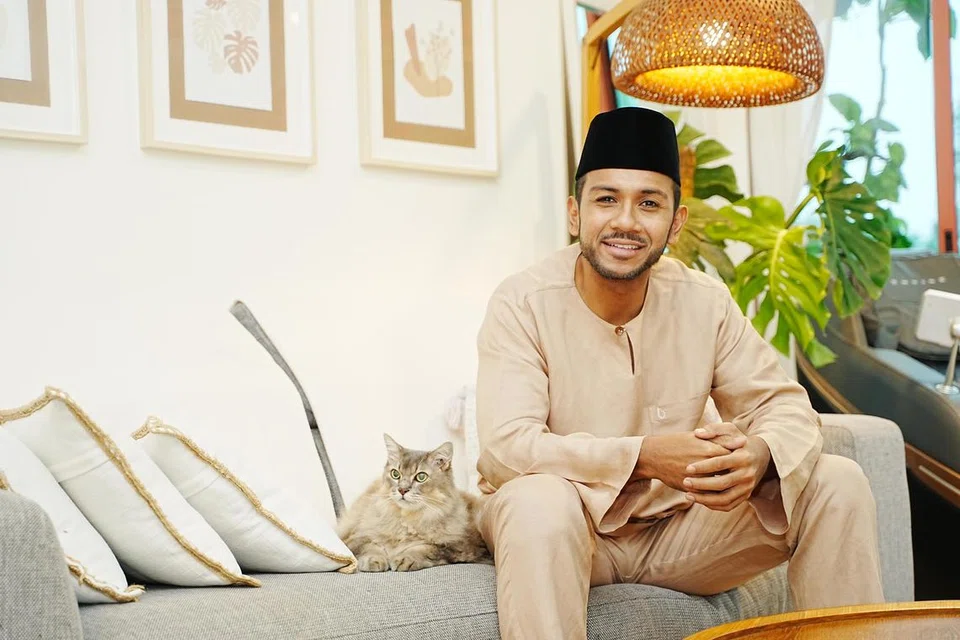 Juara ‘Singapore Idol’, Taufik Batisah, menyatakan bahawa mencipta lagu klasik kini sukar, kerana kebanyakan lagu hanya tular seketika. Namun, lagu Raya sepatutnya mempunyai nilai malar segar.