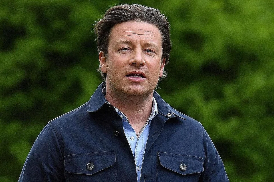 NOTIS PENUTUPAN: Salah satu daripada rangkaian restoran milik cef Jamie Oliver (gambar) yang ditutup. - Foto AFP