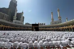 Umat Islam menunaikan solat Jumaat pada Jumaat pertama bulan suci Ramadan di Masjidil Haram, kota suci Makkah, Arab Saudi, 20 Februari 2026.