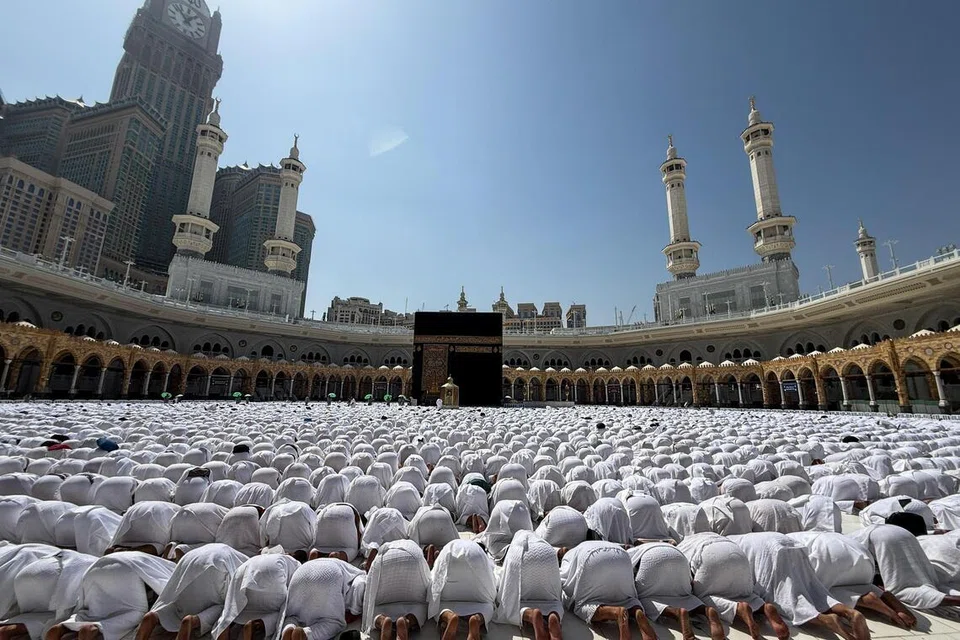 Umat Islam menunaikan solat Jumaat pada Jumaat pertama bulan suci Ramadan di Masjidil Haram, kota suci Makkah, Arab Saudi, 20 Februari 2026.