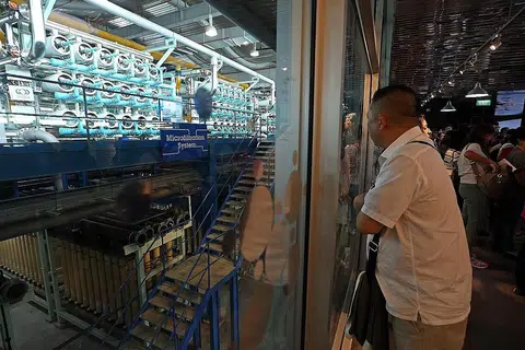 DI BALIK TABIR: Pusat Pengunjung Newater di Bedok. - Foto fail