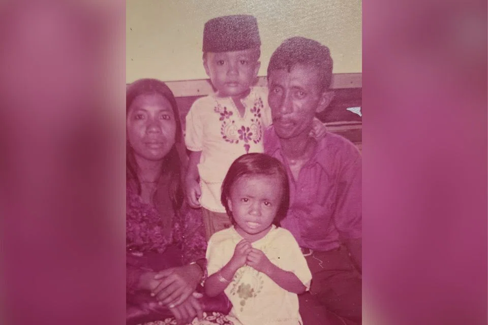 Asnida Daud (depan), bersama ibu, Cik Kartini Abdul Karim; adik, Encik Muhammad Yusoff Daud; dan ayah, Encik Daud Dakoh dalam bot ke Pulau Sudong pada 1977.