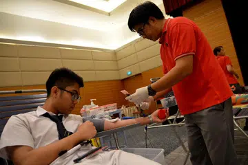 MEMULAKAN SESUATU YANG BARU: Muhd Saiful Ghazali terus menuju ke auditorium Singapore Press Holdings (SPH) selepas sekolah untuk menderma darah. Dia merupakan orang pertama dalam keluarganya berbuat demikian. - Foto SHAKIR SAIFUDDIN