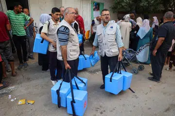 Pekerja penjagaan kesihatan membawa vaksin polio semasa kempen vaksinasi di Zawayda di Jaluran Gaza pada 1 September.