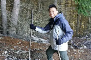 BANTU PELAJAR: Encik Ahmad mengunakan minat pada kegiatan lasak untuk membantu pelajar membina keyakinan diri. - Foto ihsan AHMAD NAJMUDDIN