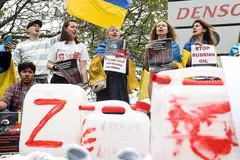 BANTAHAN: Penunjuk perasaan mengadakan bantahan di depan ibu pejabat syarikat minyak Russia, Lukoil, di Brussels, ekoran pencerobohan Russia ke atas Ukraine. - Foto AFP