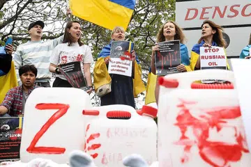 BANTAHAN: Penunjuk perasaan mengadakan bantahan di depan ibu pejabat syarikat minyak Russia, Lukoil, di Brussels, ekoran pencerobohan Russia ke atas Ukraine. - Foto AFP