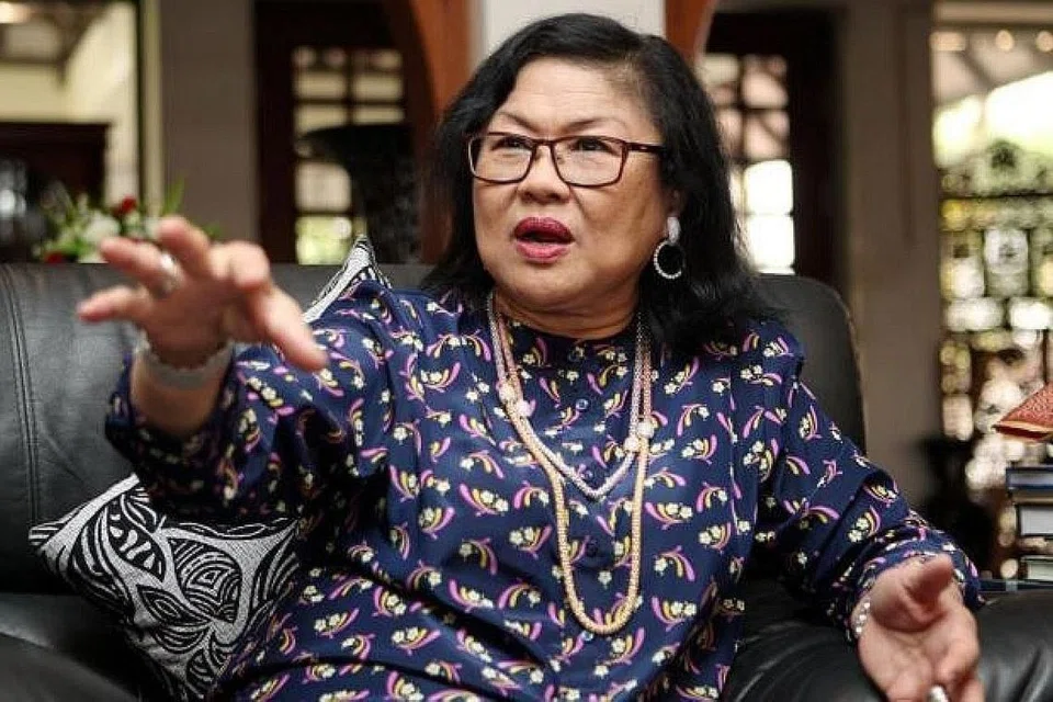 TULIS DALAM POJOK: Tan Sri Rafidah dalam pojoknya dalam akhbar The Sun antara lain merayu kepada rakyat Malaysia supaya menjalin ikatan membina dan memperkuat daya tahan negara dan mengelakkan pembahasan dan suka berkelahi kerana ia adalah resipi bagi penghakisan perpaduan. - Foto THE STAR