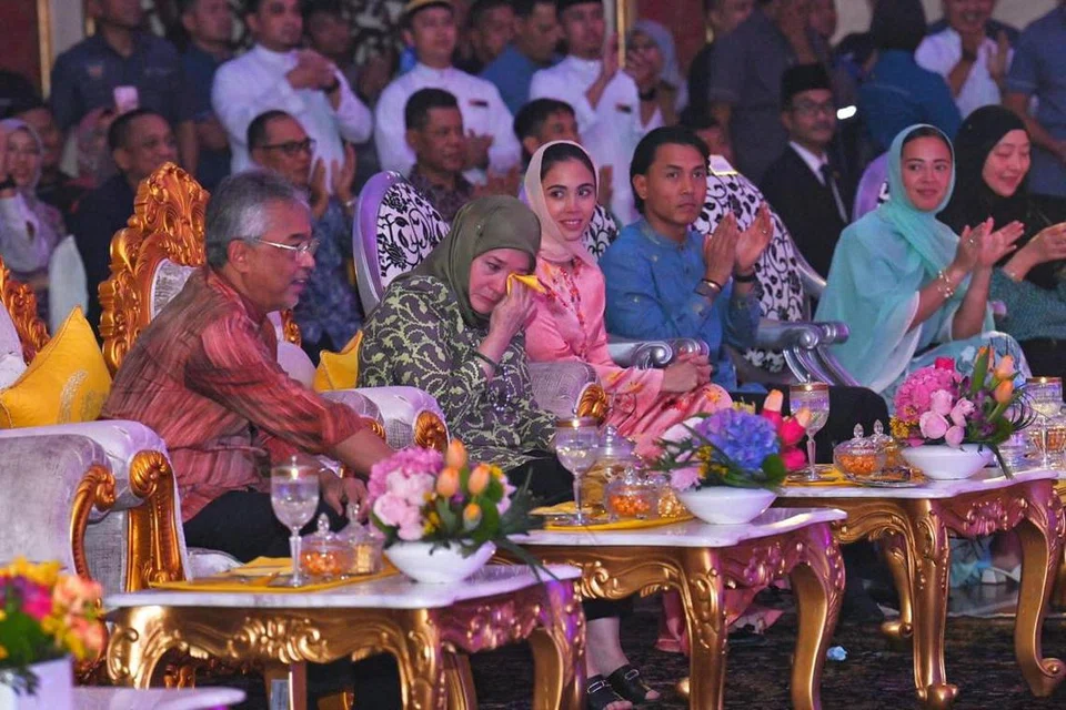 Yang di-Pertuan Agong Ke-16 Malaysia, Sultan Abdullah Ahmad Shah (paling kiri), dan Raja Permaisuri Tunku Azizah Aminah Maimunah Iskandariah mudah tersentuh dan mengalirkan air mata setiap kali bicara hal kepentingan rakyat jelata.