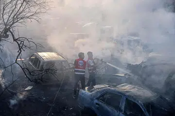 Anggota pertahanan awam Palestin memadamkan kebakaran yang memusnahkan beberapa kenderaan dan pokok zaitun di sebuah kawasan pelupusan besi buruk selepas serangan yang didakwa dilakukan peneroka Israel di kampung Ayn Yabrud, timur laut Ramallah, Tebing Barat, pada 4 Oktober 2026. Serangan peneroka semakin meningkat ketika rakyat Palestin turut berdepan sekatan dan operasi ketenteraan Israel, dengan 647 serangan peneroka direkodkan sepanjang bulan lalu.