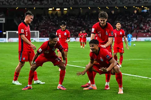 Pasukan Singa meraikan gol tunggal Ikhsan Fandi (kanan) pada minit ke-45. 