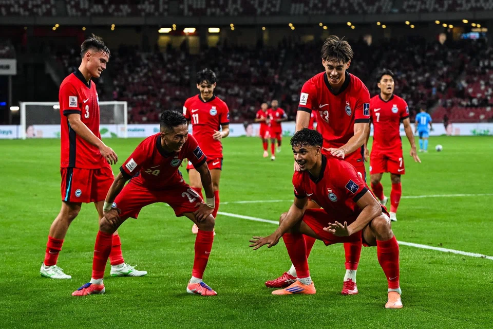 Pasukan Singa meraikan gol tunggal Ikhsan Fandi (kanan) pada minit ke-45. 