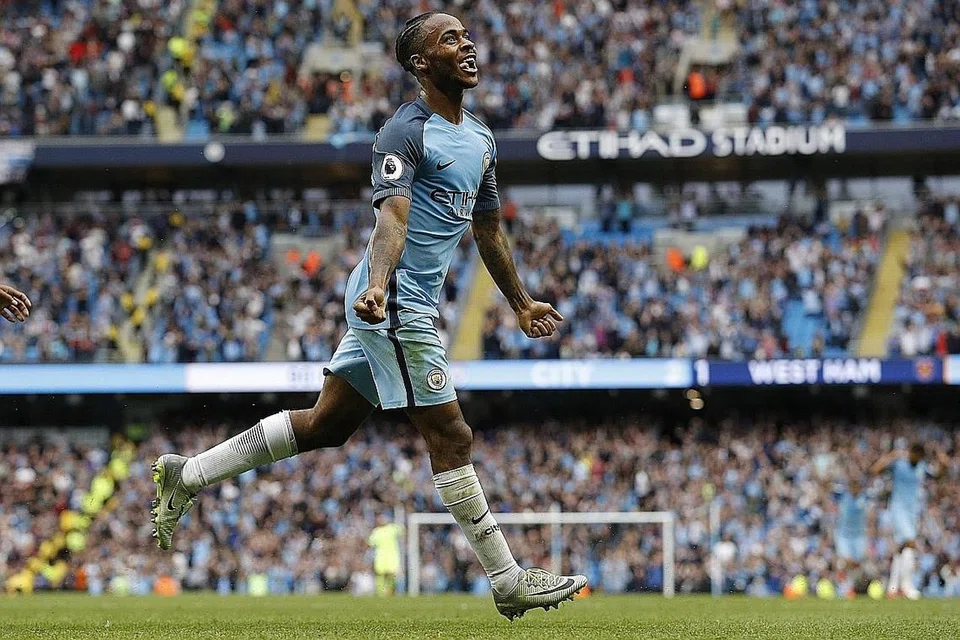GEMBIRA TIDAK TERKATA: Bintang Manchester City, Raheem Sterling, berlari semasa meraikan gol keduanya - dan ketiga pasukan - semasa menentang West Ham United dinihari semalam. - Foto-foto REUTERS