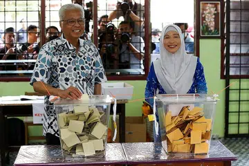 BUANG UNDI: Datuk Ismail Sabri dan isteri, Datin Seri Muhaini Zainal Abidin, membuang undi di Bera, Pahang, pagi semalam. - Foto REUTERS