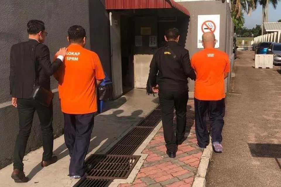 Dua pegawai atasan sebuah syarikat pembekalan air di Johor direman sehari bagi membantu siasatan kerana disyaki menerima rasuah RM3.3 juta daripada dua pemilik syarikat kontraktor.