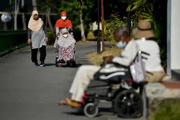 PENDUDUK SEMAKIN MENUA: Daripada jumlah penduduk Singapura, 62,500 orang mengalami cabaran mobiliti seperti berjalan dan naik tangga. - Foto fail