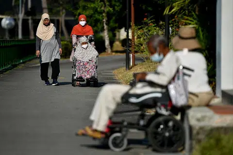 PENDUDUK SEMAKIN MENUA: Daripada jumlah penduduk Singapura, 62,500 orang mengalami cabaran mobiliti seperti berjalan dan naik tangga. - Foto fail