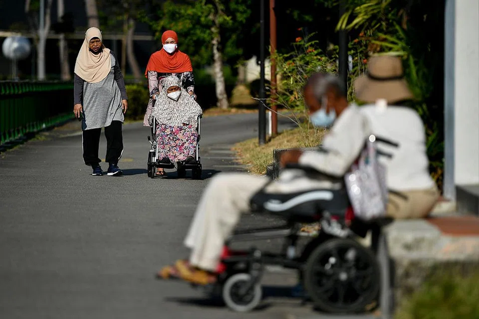 PENDUDUK SEMAKIN MENUA: Daripada jumlah penduduk Singapura, 62,500 orang mengalami cabaran mobiliti seperti berjalan dan naik tangga. - Foto fail