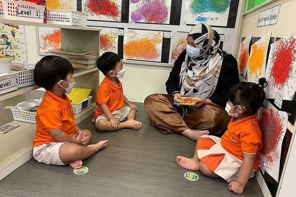 TIDAK PUTUS ASA: Memahami bahawa kanak-kanak mempunyai kebolehan berbeza, Cik Sabirah menekankan pentingnya menyesuaikan jangkaannya sebagai seorang guru. - Foto NTUC FIRST CAMPUS' MY FIRST SKOOL @80 MARINE PARADE ROAD