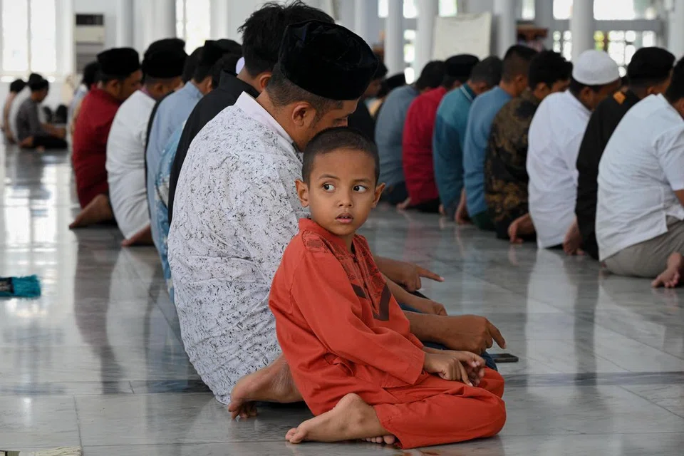 Jemaah solat Jumaat di Masjid Raya Baiturrahman, Banda Aceh. Masjid yang dibina semula selepas tsunami 2004 ini terus menjadi tempat utama bagi warga Banda Aceh untuk berkumpul, berdoa dan mempererat hubungan sesama mereka. Sebagai pusat keagamaan yang penting, masjid ini juga memainkan peranan besar dalam memupuk perpaduan dan kebangkitan penduduk setempat.