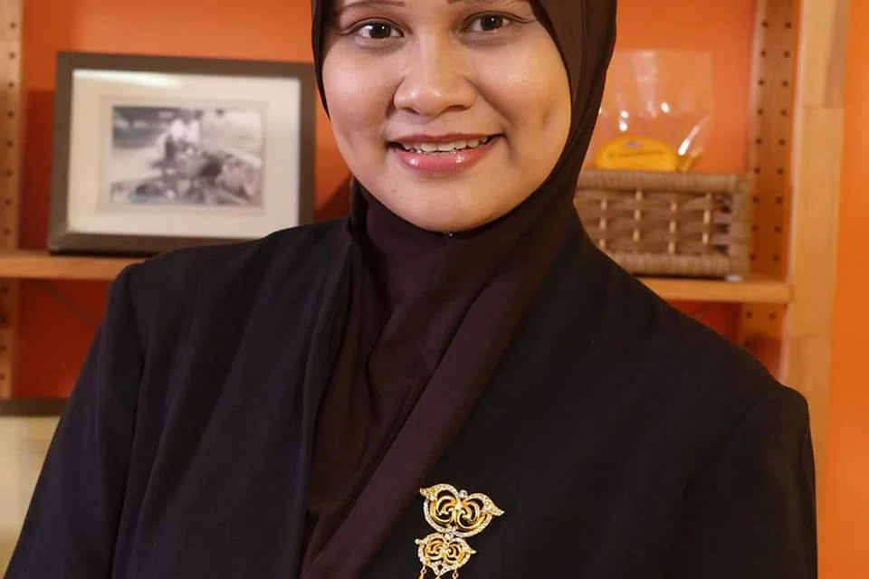 CIK ZAINAB BAHARUM: Menubuhkan Bahulu Warisan (Singapura) pada 24 Mei 2006, yang mendapat francais daripada keluarga Bahulu Warisan (Malaysia).