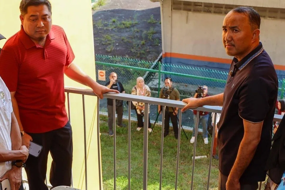 Pengerusi Jawatankuasa Perumahan dan Kerajaan Tempatan Johor, Datuk Mohd Jafni Md Shukor (kanan), memeriksa jeriji besi yang dipasang di PPR Desa Mutiara.