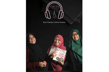 DAKWAH IKUT PERKEMBANGAN ZAMAN: (Dari kiri) Ustazah Azizah Abdul Jalil, Ustazah Latifah Yusoff dan Ustazah Nur'ashikin Mohd Yunos daripada Jabatan Pembangunan Keluarga Masjid Al-Istighfar menghasilkan pelbagai kandungan video dan podacast khusus buat Muslimah yang dimuat naik ke wadah Instagram yang dipanggil 'The Ladies Minaret' , antara lain untuk berdakwa secara santai dan meluas. - Foto BH oleh NUR DIYANA TAHA
