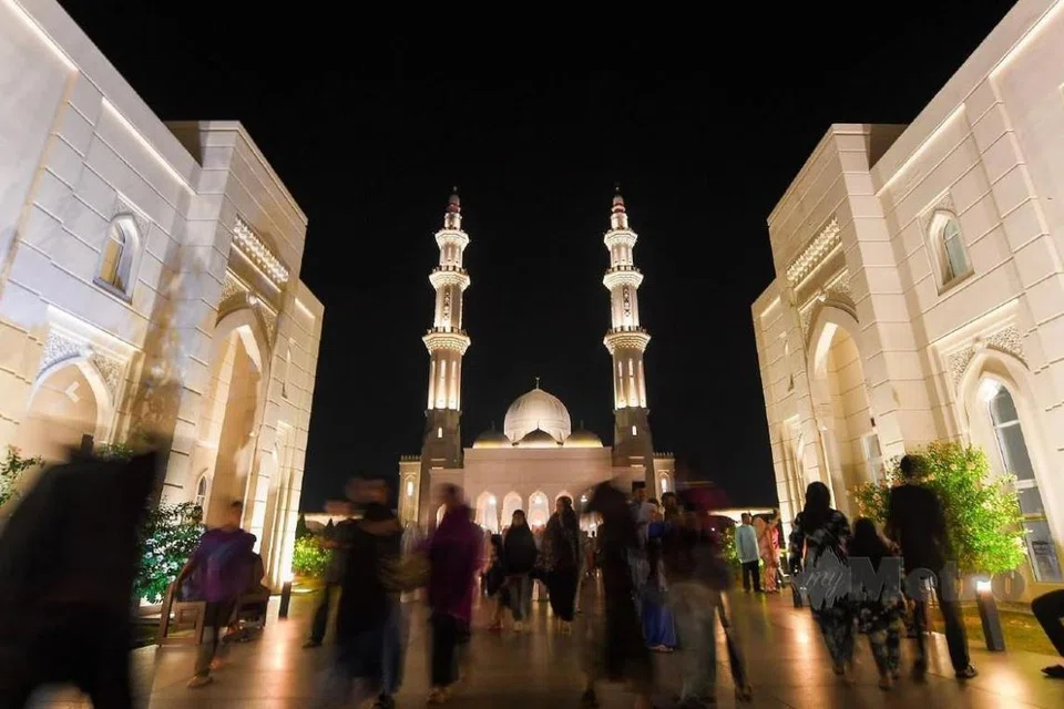 Masjid Sri Sendayan di Seremban, Negeri Sembilan, antara masjid tercantik di Malaysia yang sentiasa menjadi tumpuan jemaah dari dalam dan luar negara terutama sepanjang Ramadan.