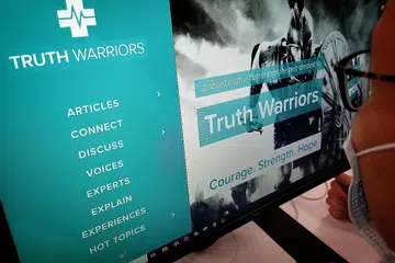 DAKWAAN PALSU: Menurut Pejabat Pofma, laman web Truth Warriors, menerbitkan dakwaan palsu untuk mengelirukan orang ramai agar mereka berfikir bahawa vaksin Covid-19 tidak berkesan mengurangkan kadar penularan Covid-19. - Foto ZAOBAO