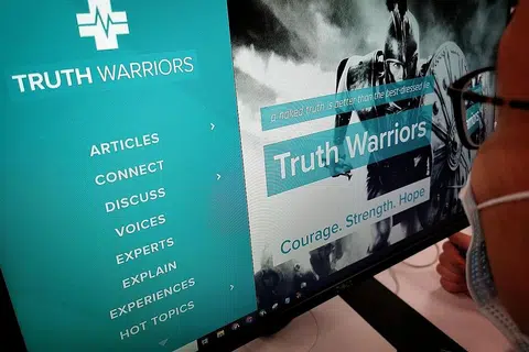 DAKWAAN PALSU: Menurut Pejabat Pofma, laman web Truth Warriors, menerbitkan dakwaan palsu untuk mengelirukan orang ramai agar mereka berfikir bahawa vaksin Covid-19 tidak berkesan mengurangkan kadar penularan Covid-19. - Foto ZAOBAO