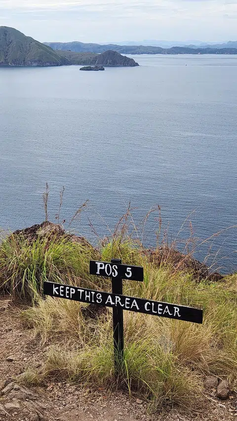 Kira-kira 815 anak tangga yang harus dilalui untuk sampai ke
pos lima yang merupakan puncak tertinggi.