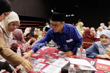 Bagi Encik Ayob Mohamed Shariff, 72 tahun (berbaju biru), kenangan mengenai Singapura pada tahun-tahun awal pembangunan negara bukan sekadar kisah masa lalu, tetapi pengalaman peribadi yang kini dapat diwariskan kepada generasi akan datang. Beliau merupakan antara 92 peserta Projek Warganegara, anjuran bersama Berita Harian dan Lembaga Warisan Negara (NHB) bersama masyarakat Melayu bagi membentuk Taman Tugu Pengasas yang bakal dibuka kelak. Para peserta diajak mengimbau kembali pengalaman membesar di Singapura dengan memilih satu daripada sembilan tema, sebelum mencatat kenangan mereka dan merakam kisah masing-masing. Sesi yang berlangsung di Taman Warisan Melayu pada 26 September itu merupakan sebahagian daripada usaha mengumpulkan pengalaman hidup generasi yang menyaksikan dekad-dekad pembentukan Singapura.
