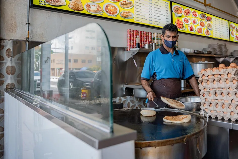 Salah seorang pekerja di Restoran Muslim Julaiha sedang membalikkan perata untuk memastikan ia dimasak dengan sempurna. 