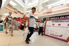 DIBANJIRI ORANG RAMAI: Antara pusat beli-belah yang dibanjiri orang ramai termasuk Johor Baru City Square, Komtar JBCC, KSL City, Plaza Pelangi, AEON Bukit Indah and AEON Tebrau. 