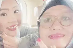 Cik Arziana Alwi bergambar bersama ibu tersayang,  Cik Ramlah Jantan. 