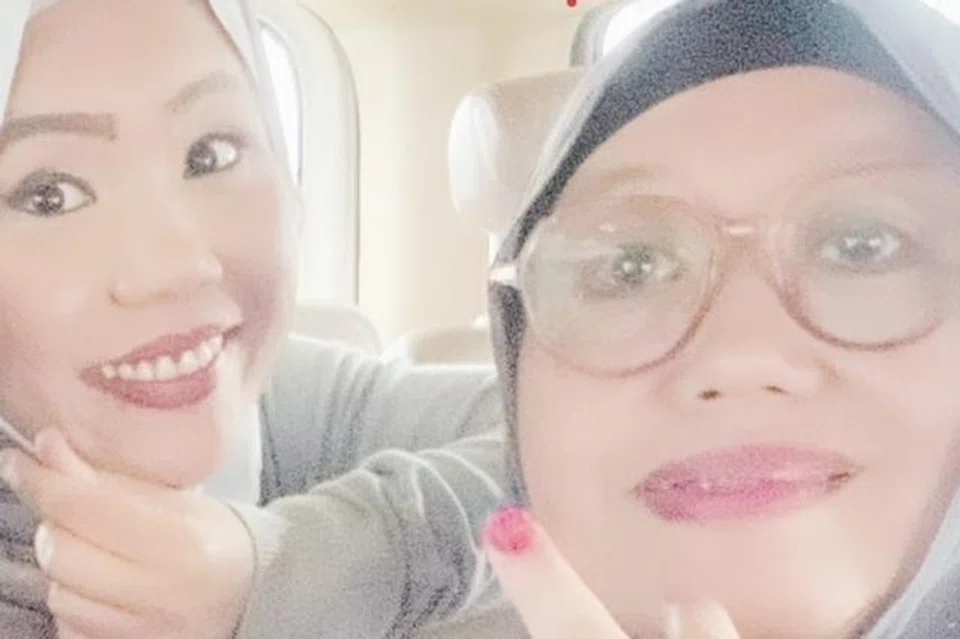 Cik Arziana Alwi bergambar bersama ibu tersayang,  Cik Ramlah Jantan. 