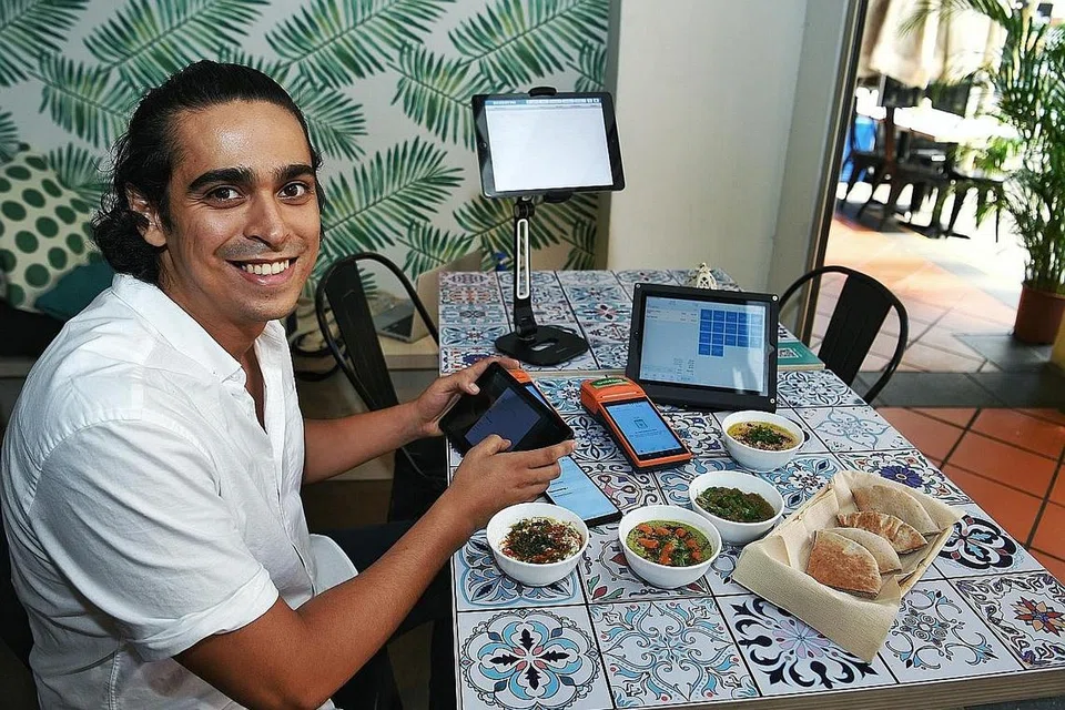 PERCEPATKAN PENDIGITALAN: Ekoran cabaran dihadapi kerana Covid-19, Encik Ibrahim Khater telah memutuskan untuk mempercepat usaha pendigitalan di kedai beliau agar terus bertakat. - Foto BH oleh KHALID BABA