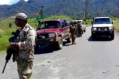 Pegawai keselamatan berkawal berhampiran bandar Wabag, 600 kilometer, ke barat laut ibu kota Port Moresby. Sebanyak 64 mayat berlumuran darah telah ditemui di tanah tinggi Papua New Guinea, kata polis negara itu akibat pertempuran senjata berterusan antara suku kaum berlainan.