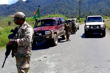 Pegawai keselamatan berkawal berhampiran bandar Wabag, 600 kilometer, ke barat laut ibu kota Port Moresby. Sebanyak 64 mayat berlumuran darah telah ditemui di tanah tinggi Papua New Guinea, kata polis negara itu akibat pertempuran senjata berterusan antara suku kaum berlainan.