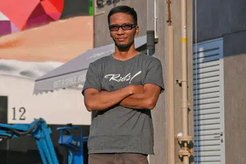 KINI DIHARGAI: Hasil karya seni Encik Muhammad Sufian Hamri kini dipaparkan di khalayak umum untuk dilihat dan dihargai. - Foto BH oleh MARK CHEONG
