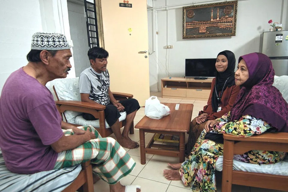 KUPAS ISU MASYARAKAT: Dalam setiap episod, watak Khairiana yang dihidupkan pelakon berbakat Izyan Mellyna (dua dari kanan) berdepan dengan cabaran yang sering dihadapi penerima zakat - yang rata-rata merupakan golongan miskin lagi memerlukan. - Foto ECHOS ENTERTAINMENT