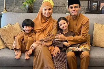 TAMBAH ANGGOTA KELUARGA: Datuk Yusry Abdul Halim (kanan) dan Datin Lisa Surihani (dua dari kiri) menerima kelahiran cahaya mata ketiga pada 15 Jun lalu yang merupakan ulang tahun ke-48 Yusry. Bersama mereka ialah dua anak mereka, Yusof Leone (kiri) dan Yahaira Leanne. - Foto INSTAGRAM YUSRY ABDUL HALIM