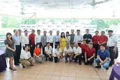 BERI PENGHARGAAN: NTA, NPHVA dengan kerjasama badan-badan akar umbi Punggol Shore memberi penghargaan kepada penaja dan rakan masyarakat atas sumbangan mereka kepada Skim Bantuan Sementara Covid-19 bagi industri pengangkutan dari tempat ke tempat (P2P) dan juga inisiatif Care Meals bersubsidi dalam satu acara yang diadakan di Punggol Plaza semalam. Turut hadir ialah penasihat NTA dan NPHVA, Cik Yeo Wan Ling (baju kuning). - Foto NTUC, GRO PUNGGOL SHORE